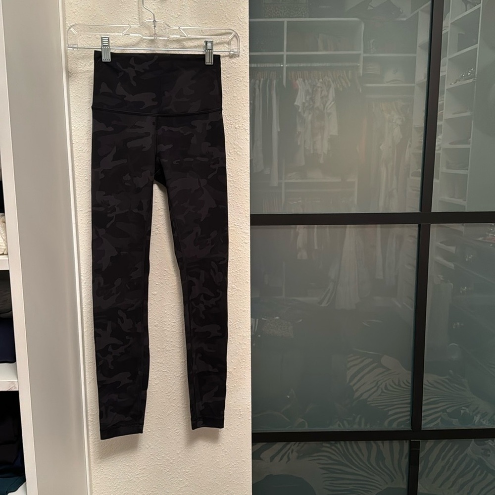 Lululemon wunder under luxtreme black camouflage size 2.